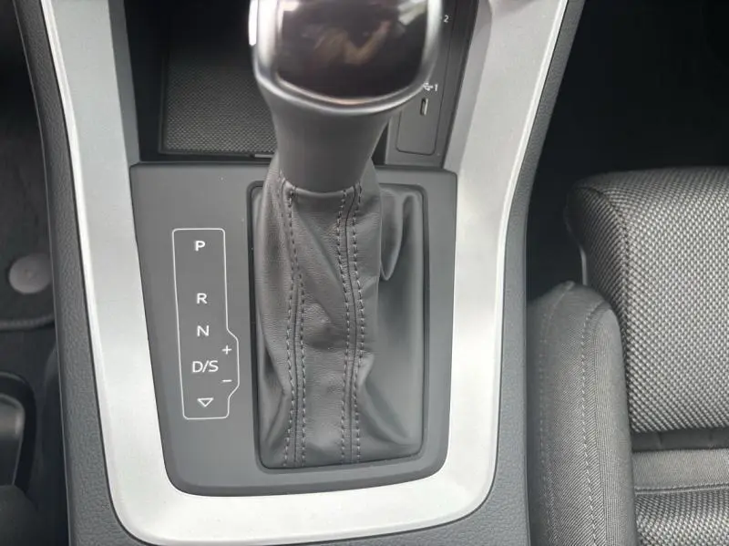 Le levier de vitesse automatique en cuir noir du Audi Q3 35 TFSI blanc, avec indication des modes P, R, N, D/S.