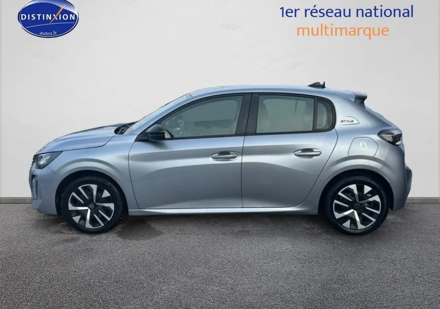 Profil droit de la Peugeot 208 1.2 100 Style gris artense avec jantes noires et logo Style sur l'aile arrière.