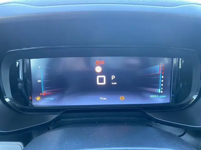 Tableau de bord numérique du Citroën Berlingo 2025 affichant la vitesse, la consommation et le régime moteur en vue frontale.