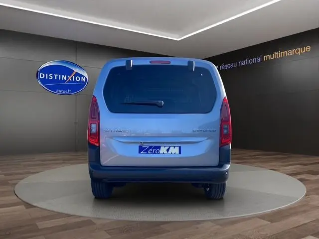 Vue arrière du Citroën Berlingo gris Artense 2025 avec hayon vitré et caméra de recul visible.