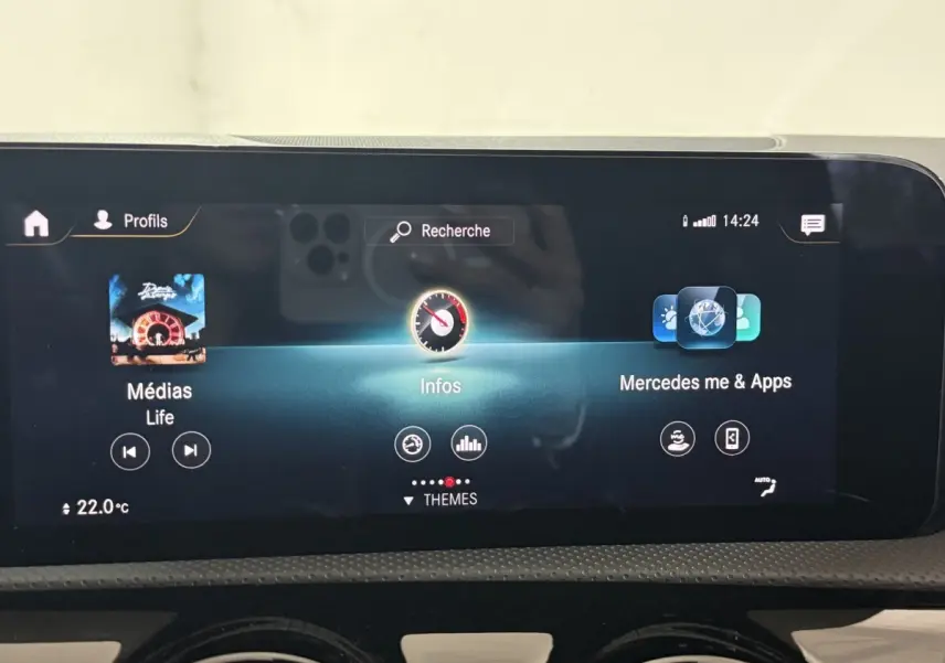 Écran tactile central de la Mercedes Classe A 200 AMG Line 2021 affichant médias, infos et applications, vue intérieure frontale.