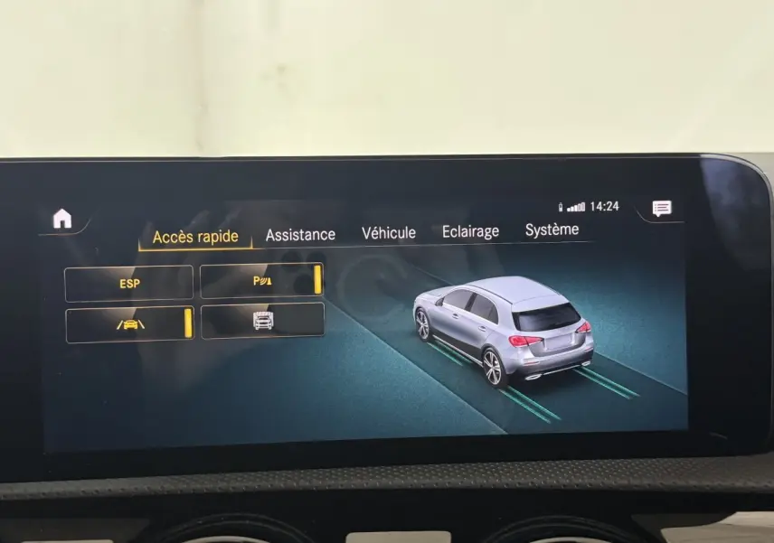Écran tactile intérieur montrant l'interface d'assistance avec une illustration de Mercedes Classe A grise vue de trois quarts arrière.
