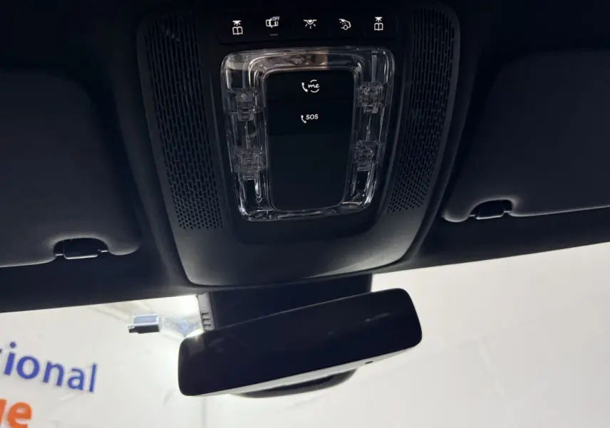 Vue intérieure du plafonnier et rétroviseur noir d’une Mercedes Classe A 200 AMG Line gris foncé de 2021.