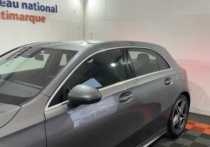 Vue latérale gauche d'une Mercedes Classe A 200 AMG Line gris foncé avec jantes alliage et rétroviseur assorti.