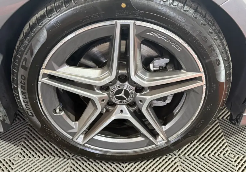 Gros plan sur la jante AMG 5 branches en alliage gris foncé de la Mercedes Classe A 200 AMG Line 2021.