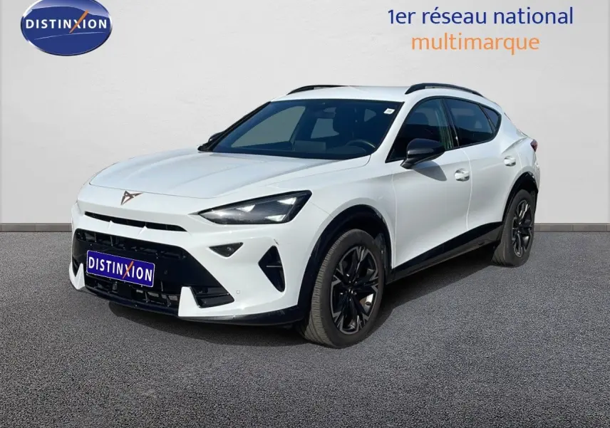 Vue 3/4 avant du CUPRA Formentor blanc neige métal avec jantes noires et détails noirs contrastants.