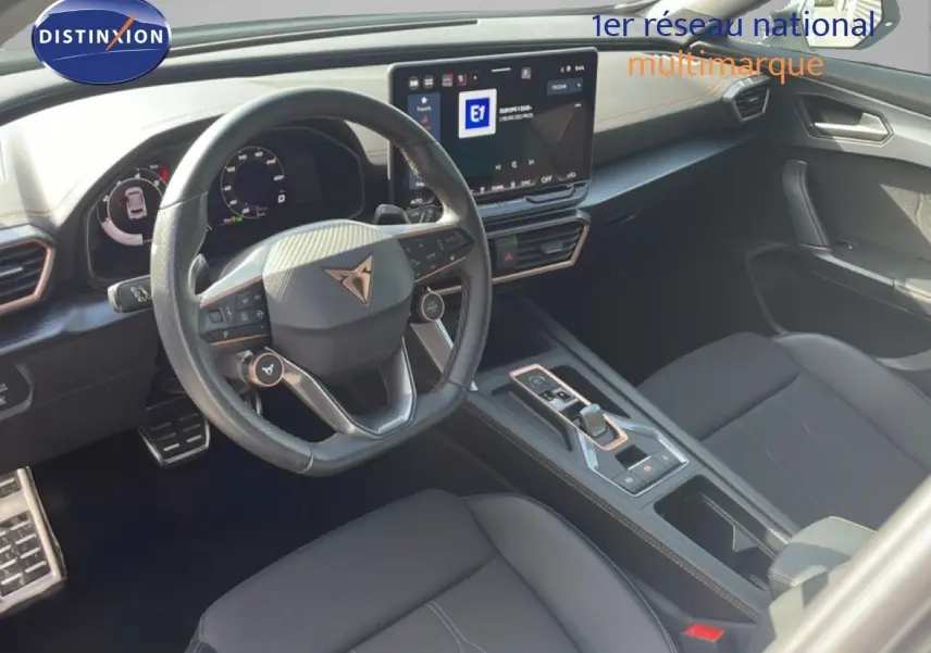 Intérieur noir du Cupra Formentor 2.0 TDI 150CH DSG 2025, vue côté conducteur sur volant multifonction et écran tactile central.