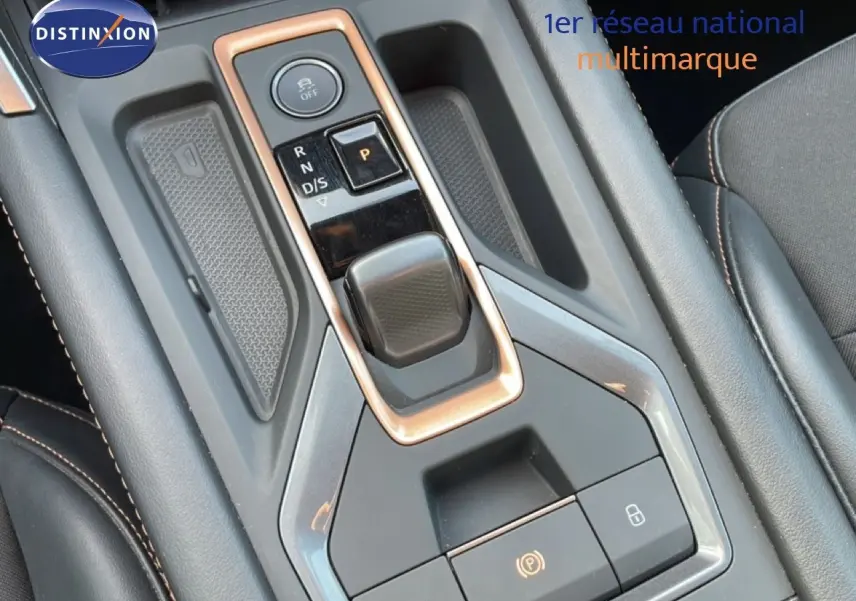 Gros plan sur la console centrale noire avec levier de vitesses et boutons de contrôle du CUPRA Formentor 2.0 TDI.