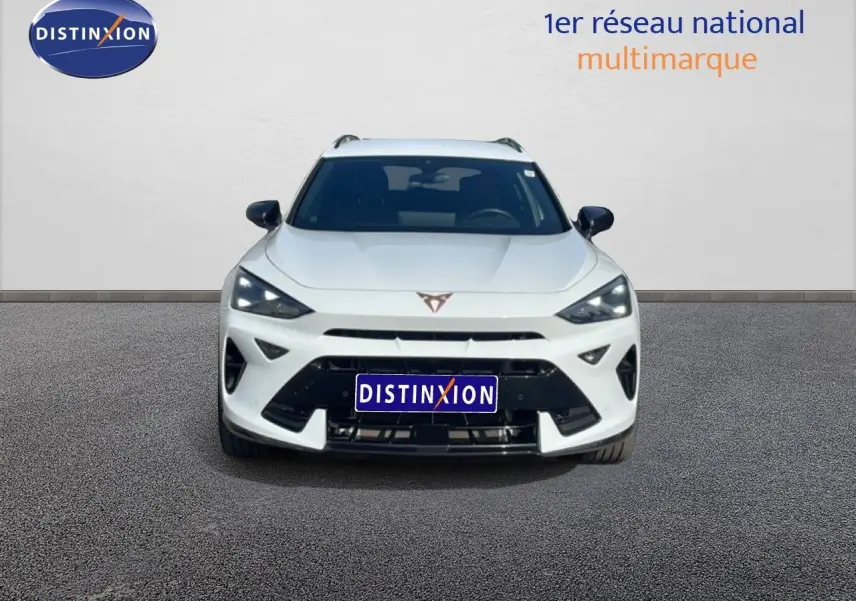 Vue frontale d'un CUPRA Formentor blanc neige métal avec calandre noire et logo distinctif au centre.