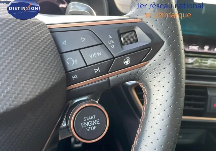 Gros plan sur le volant cuir perforé et les commandes multifonctions du CUPRA Formentor 2.0 TDI 150ch, bouton start/stop visible.
