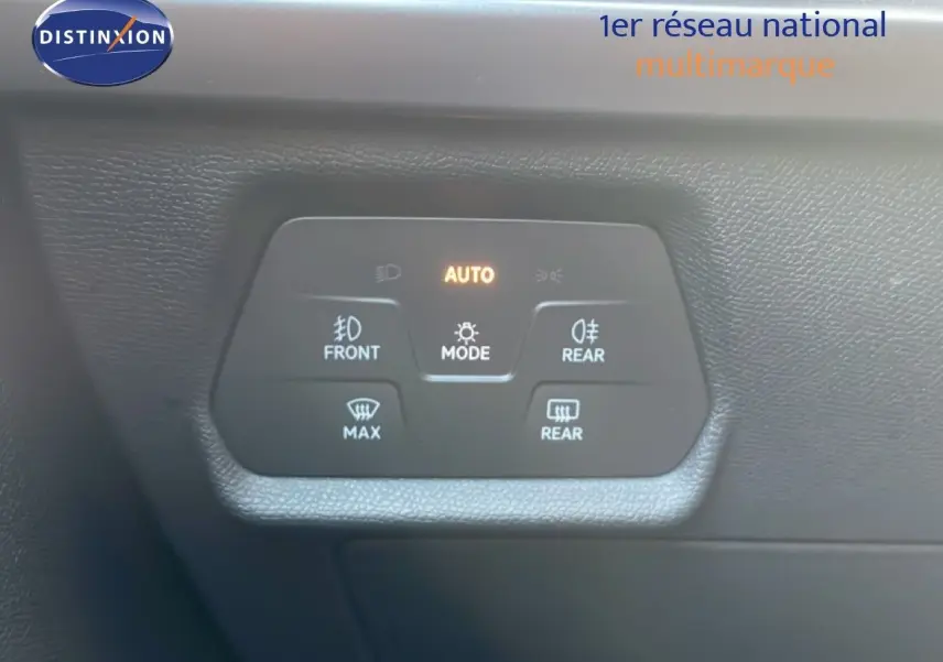 Panneau de commande d’éclairage et désembuage intérieur noir sur CUPRA Formentor blanc neige métal.