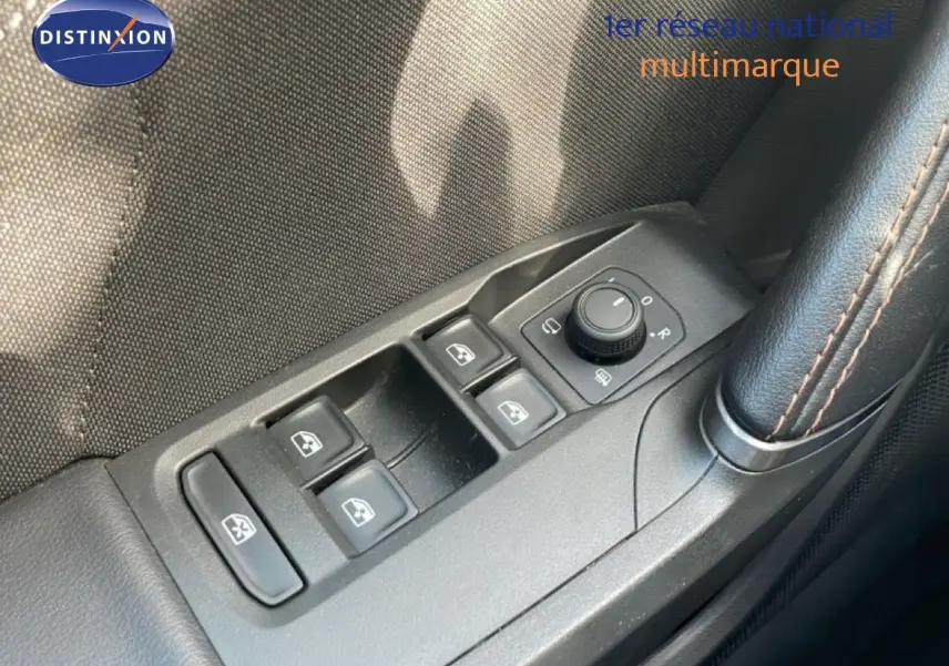 Gros plan sur les commandes des vitres et rétroviseurs côté conducteur d'une CUPRA Formentor blanc neige métal.