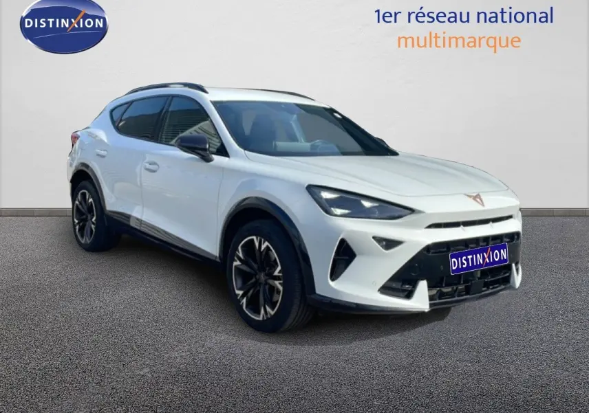 SUV CUPRA Formentor blanc neige métal en 3/4 avant droit, avec jantes noires et détails noirs contrastants.