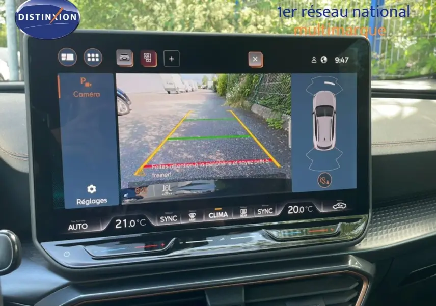 Écran tactile du tableau de bord du CUPRA Formentor 2025 montrant la caméra de recul avec guidage de trajectoire.