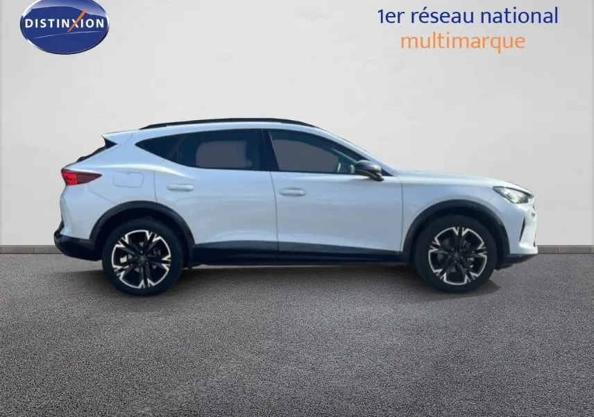 Vue latérale droite d’un CUPRA Formentor blanc neige métal 2025 avec jantes noires bicolores et vitres teintées.
