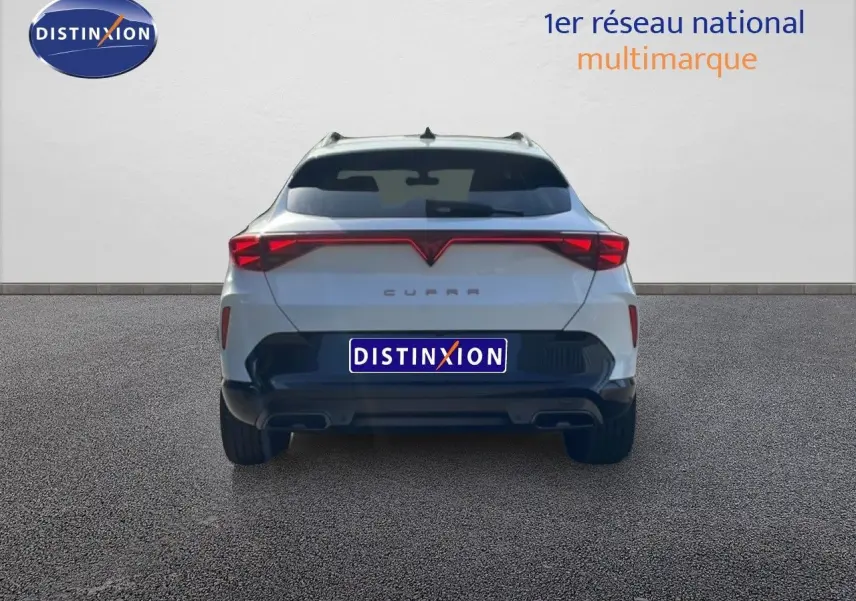 Vue arrière d'un CUPRA Formentor blanc neige métal 2025 avec feux LED reliés et double sortie d'échappement.