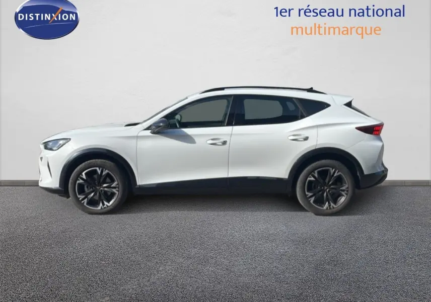 Profil côté gauche d'un CUPRA Formentor blanc neige métal 2025 avec jantes noires bicolores et lignes dynamiques.