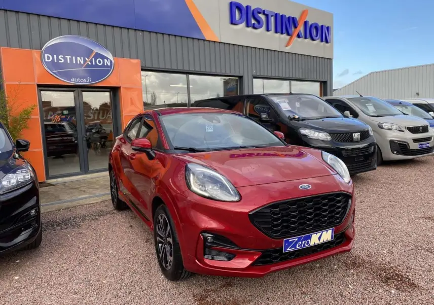 Ford Puma rouge Fantastic en 3/4 avant droit avec jantes alliage noires et calandre noire hexagonale.