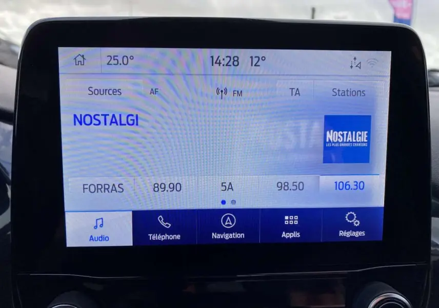 Écran tactile central du Ford Puma rouge Fantastic 2022 affichant la radio Nostalgie à 14h28