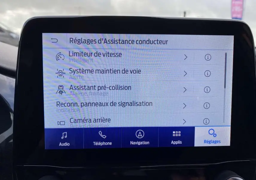 Écran tactile intérieur du Ford Puma 2022 affichant les réglages d'assistance conducteur et navigation.