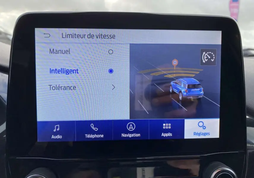 Écran tactile intérieur montrant le réglage du limiteur de vitesse intelligent sur une Ford Puma rouge.