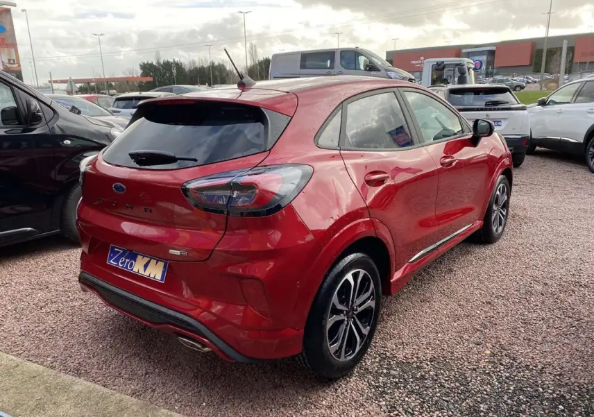 Vue 3/4 arrière droite d'un Ford Puma rouge Fantastic avec jantes alliage noires et badges ST-Line visibles.