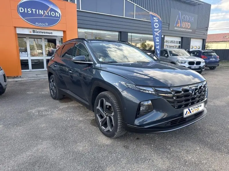 Hyundai Tucson Teal Blue Métal vu en 3/4 avant droit, avec calandre chromée et jantes alliage distinctives.