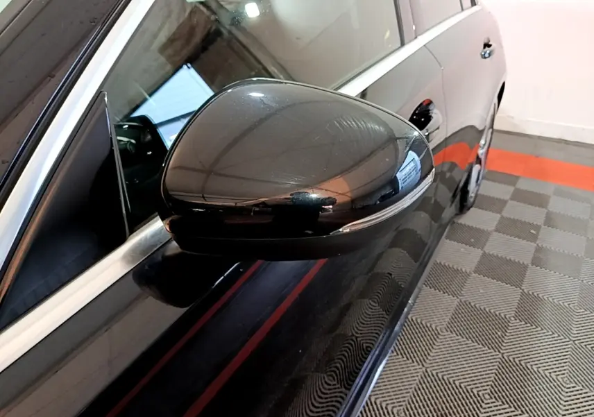 Rétroviseur côté conducteur noir brillant d'une Mercedes Classe A A 200 AMG Line vue en gros plan côté gauche.