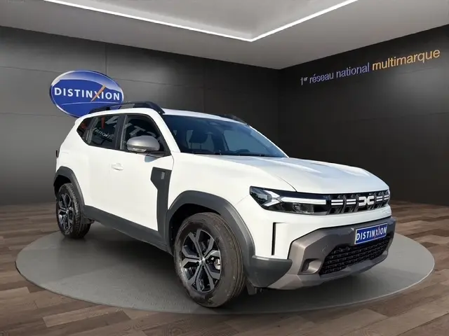 Dacia Duster Expression Hybrid 140 blanc en 3/4 avant droit, avec jantes noires et détails noirs contrastants.
