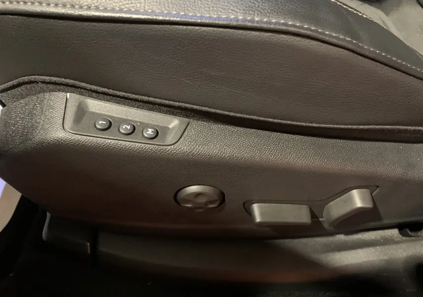 Détail des commandes de réglage électrique du siège conducteur en cuir noir du DS7 Crossback 2022.