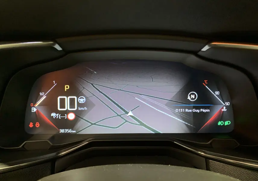 Affichage numérique du tableau de bord du DS7 Crossback 2022 montrant la navigation et les indicateurs de vitesse et température.