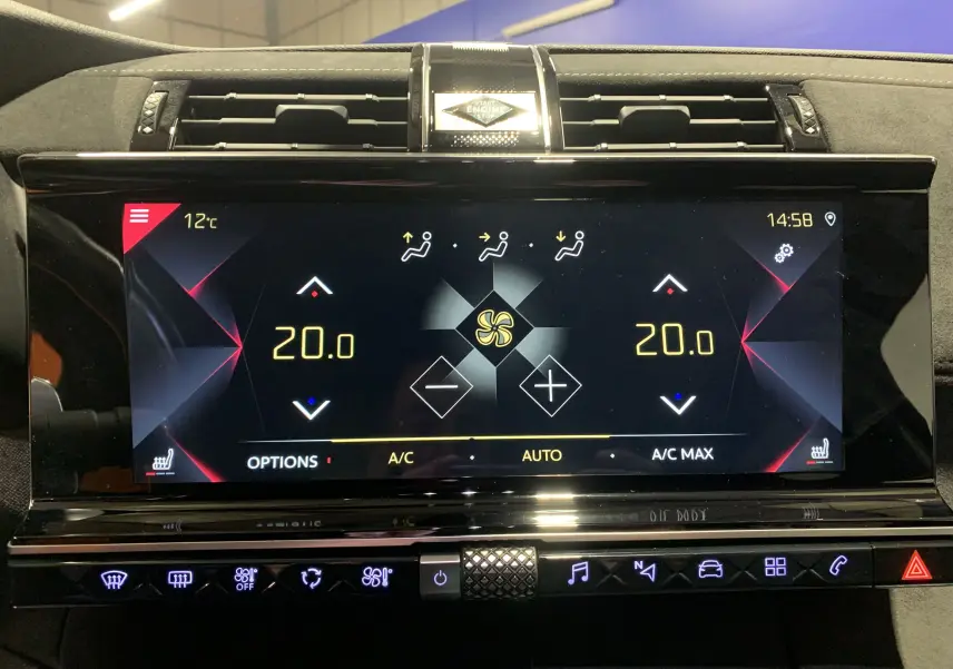 Écran tactile central du tableau de bord du DS7 Crossback 2022, affichant la climatisation à 20°C en mode automatique.