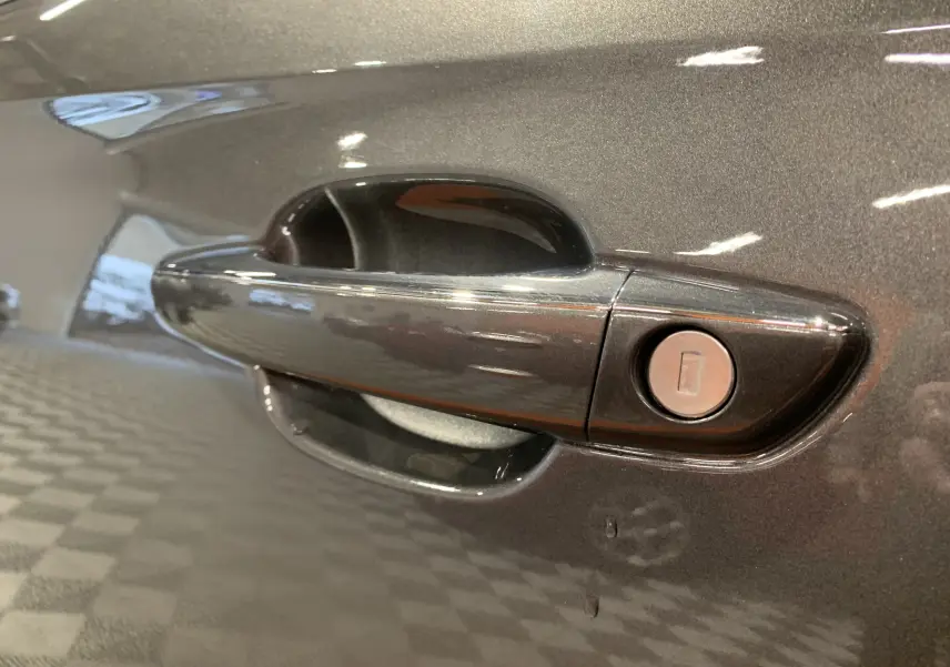 Poignée de porte côté gauche gris Platinium du DS7 Crossback 2022 avec serrure intégrée en gros plan.