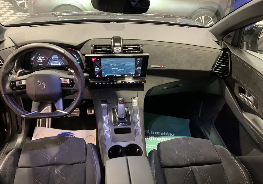Vue intérieure avant du DS7 Crossback 2022 gris Platinium, avec tableau de bord moderne et écran tactile central.