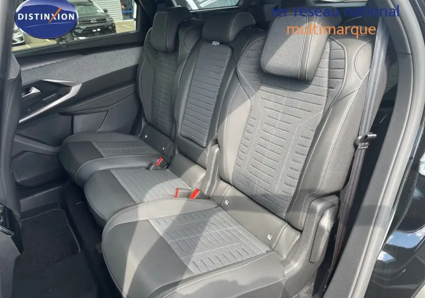 Vue côté droit sur la banquette arrière en cuir noir et tissu gris du Peugeot 5008 Hybrid 2025 noir perle métallisé.