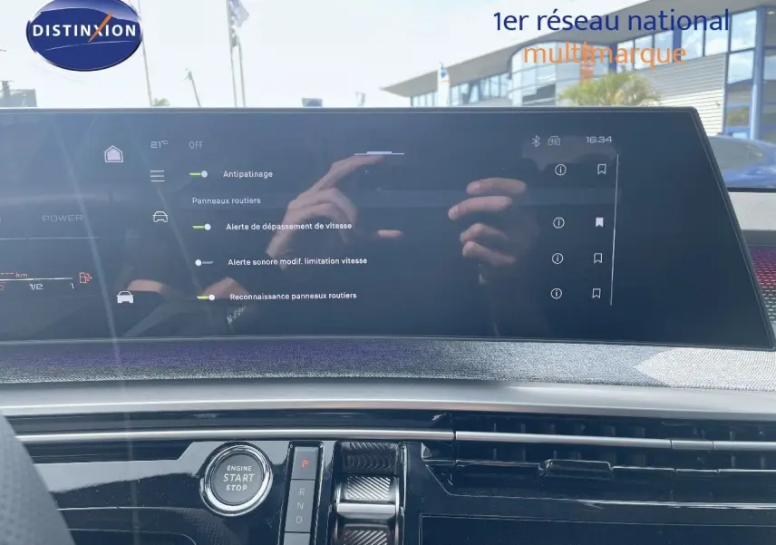Vue rapprochée de l'écran tactile et console centrale noire du Peugeot 5008 Hybrid 136ch GT 2025, intérieur moderne et épuré.