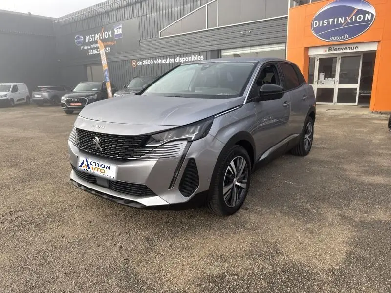 Peugeot 3008 gris Artense vue 3/4 avant droit, avec calandre noire et jantes alliage bi-ton visibles.