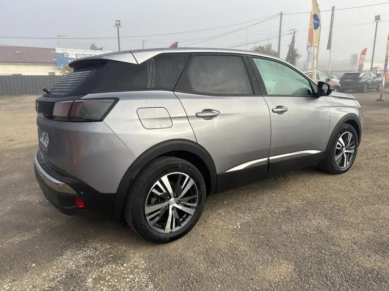 Peugeot 3008 gris Artense vue 3/4 arrière droit, avec jantes alliage et vitres arrière surteintées.