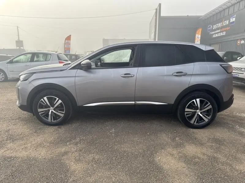 Profil droit du Peugeot 3008 2022 gris Artense avec jantes alliage et vitres arrière surteintées.