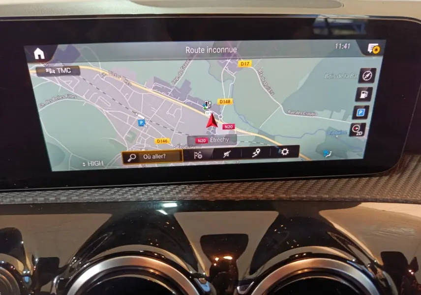Écran tactile de navigation 10,3 pouces sur tableau de bord noir brillant d’une Mercedes Classe A bleu 2021.