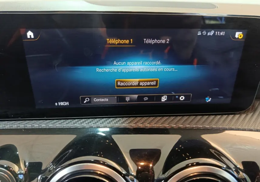 Écran tactile central affichant la connexion Bluetooth dans l'habitacle d'une Mercedes Classe A bleu.