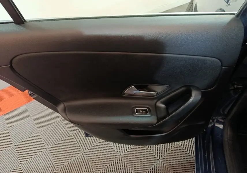 Vue intérieure du panneau de porte arrière gauche noir de la Mercedes Classe A 250 e Business Line bleu 2021.