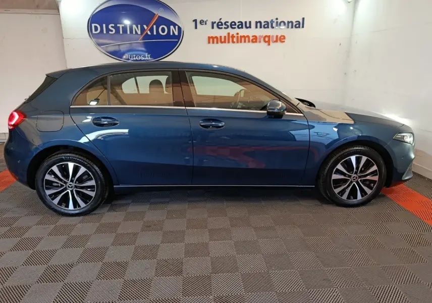 Vue latérale droite d'une Mercedes Classe A A 250 e Business Line bleu, hybride rechargeable, avec jantes alliage bicolores.
