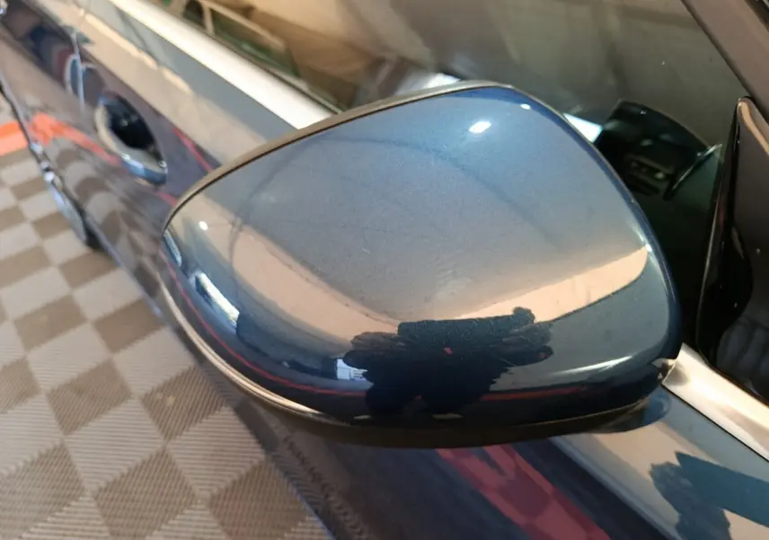 Rétroviseur côté gauche bleu métallisé de la Mercedes Classe A 250 e Business Line 2021, vue rapprochée.