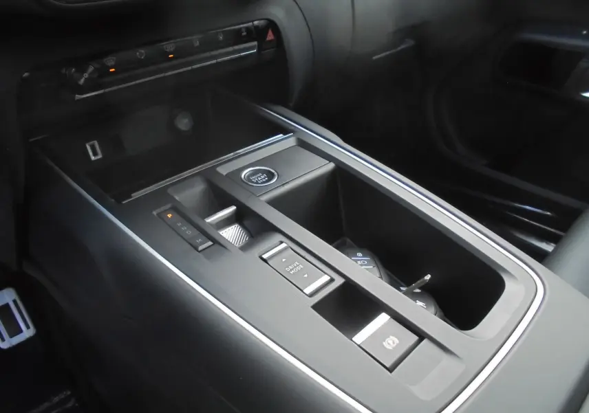 Vue rapprochée de la console centrale noire du Citroën C5 Aircross 2022 avec bouton start, levier de vitesses et rangement.