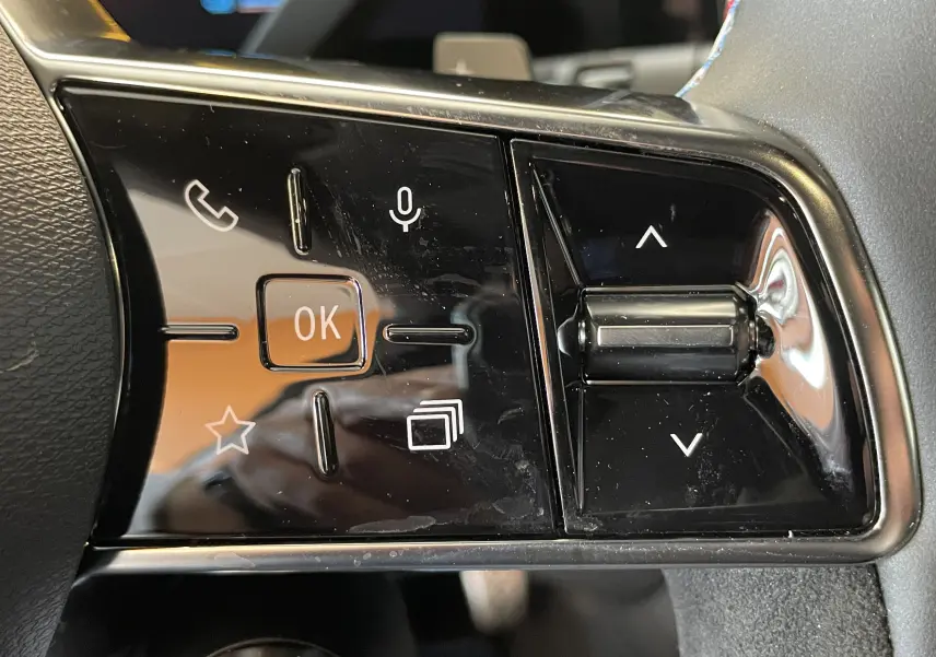 Détail des commandes multifonctions noires sur le volant du Renault Rafale Esprit Alpine E-Tech 200 2024.