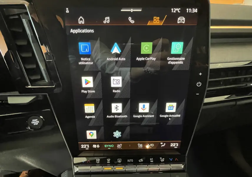 Écran tactile central du Renault Rafale Esprit Alpine E-Tech 200 2024, affichant les applications connectées.