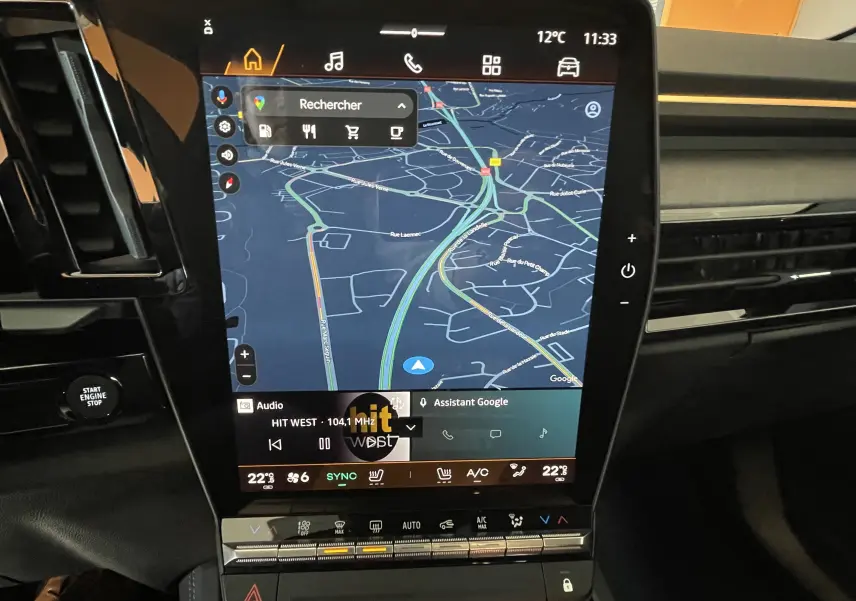 Écran tactile central du tableau de bord de la Renault Rafale gris shiste, affichant la navigation GPS et les commandes climatisation.