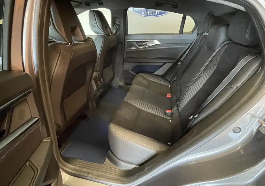 Vue côté droit de l'habitacle arrière gris shiste du Renault Rafale Esprit Alpine E-Tech 200 avec sièges noirs en tissu et alcantara.