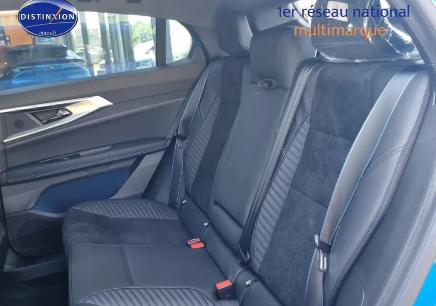 Vue latérale intérieure des sièges arrière en cuir noir et alcantara du Renault Rafale bleu sommet 2025 esprit alpine.